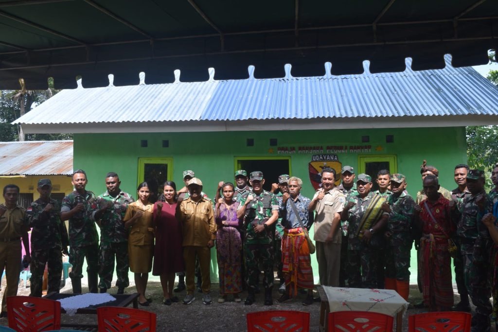 TTS - Pelopornews.co.id - Dandim 1621/TTS Letkol Inf Sobirin, S.Ag.,M.Si., meresmikan Program Bedah Rumah RTLH di RT/RW: 024/008, Dusun C, Desa Mnelalete Kec. Amanuban Barat, Kab.TTS, Selasa,(28/03/23).