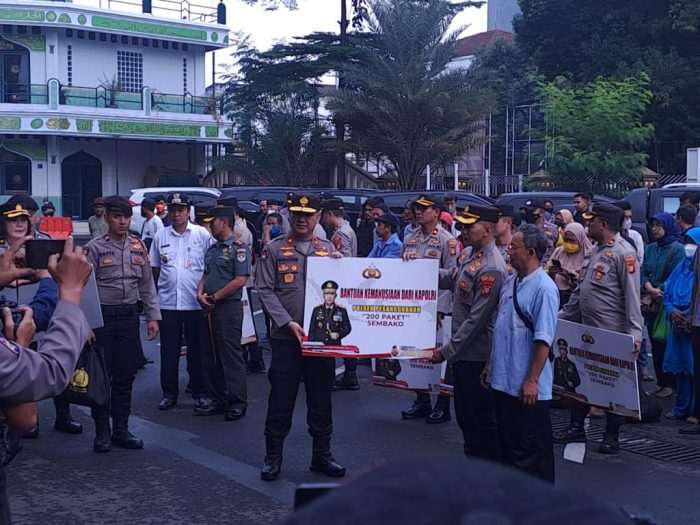 ribuan-paket-sembako-dari-kapolri-disebar-ke-masyarakat-di-area-jaksel
