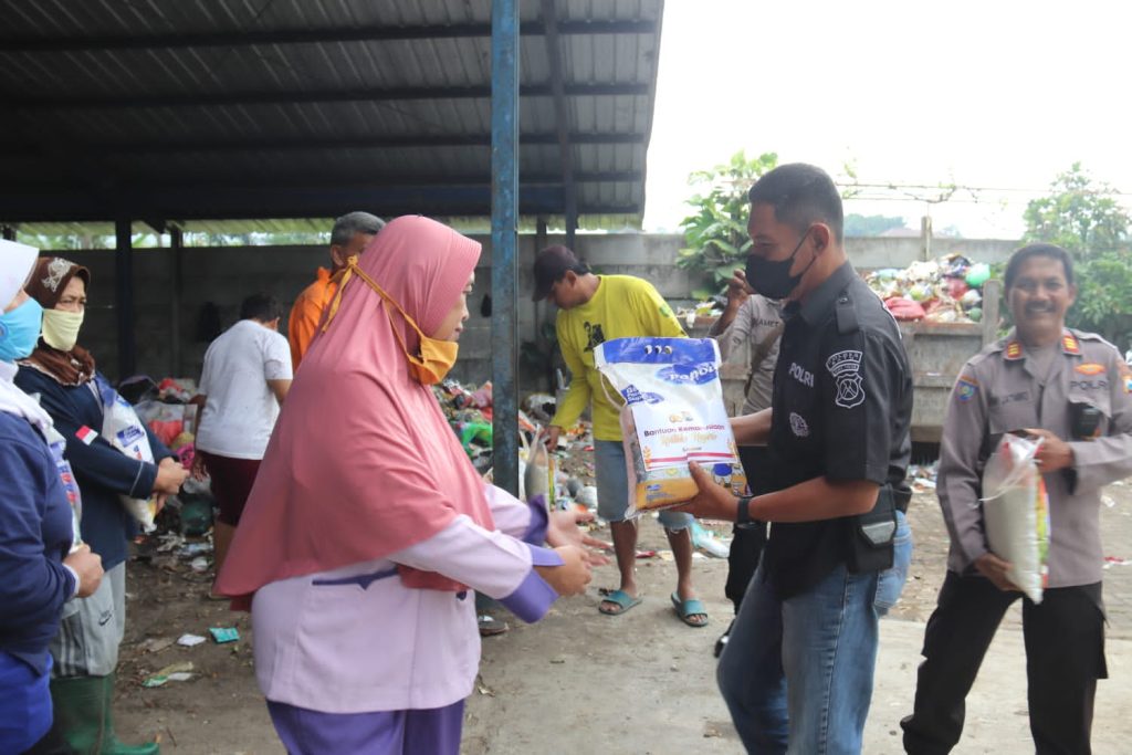 polri-peduli-polres-batu-berikan-bantuan-sosial-untuk-pekerja-tpa-di-junrejo