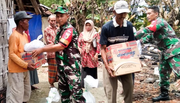 Peduli Korban Kebakaran, Babinsa Kepohbaru Bojonegoro berikan Bantuan Sembako ke Warga