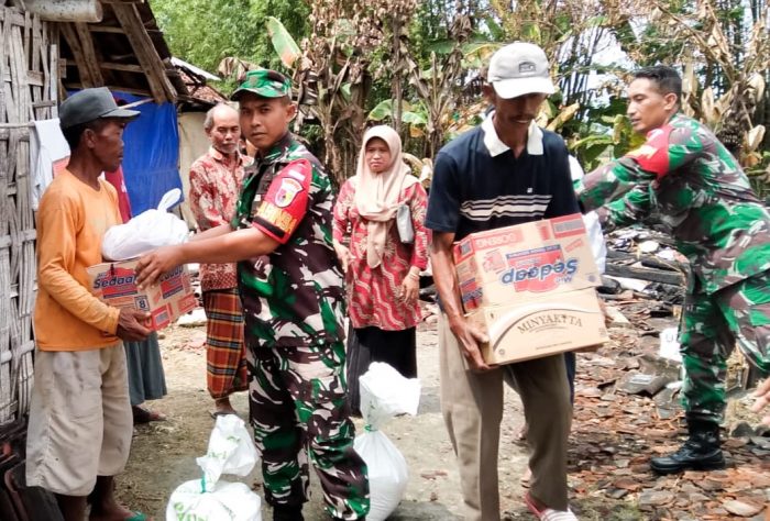 Peduli Korban Kebakaran, Babinsa Kepohbaru Bojonegoro berikan Bantuan Sembako ke Warga