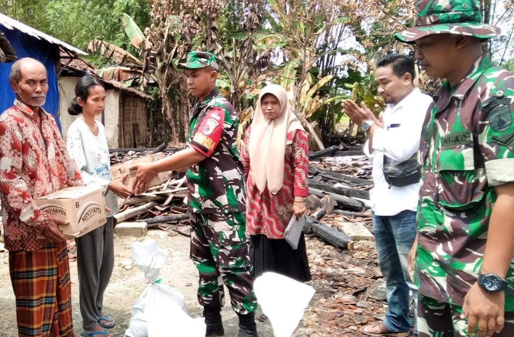peduli-korban-kebakaran-babinsa-kepohbaru-bojonegoro-berikan-bantuan-sembako-ke-warga