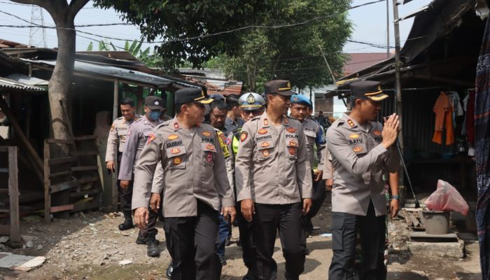 Polres Pasuruan Patroli Harkamtibmas Sambil memberikan Bantuan Kemanusiaan Kepada Warga