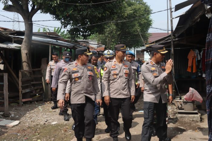 Polres Pasuruan Patroli Harkamtibmas Sambil memberikan Bantuan Kemanusiaan Kepada Warga
