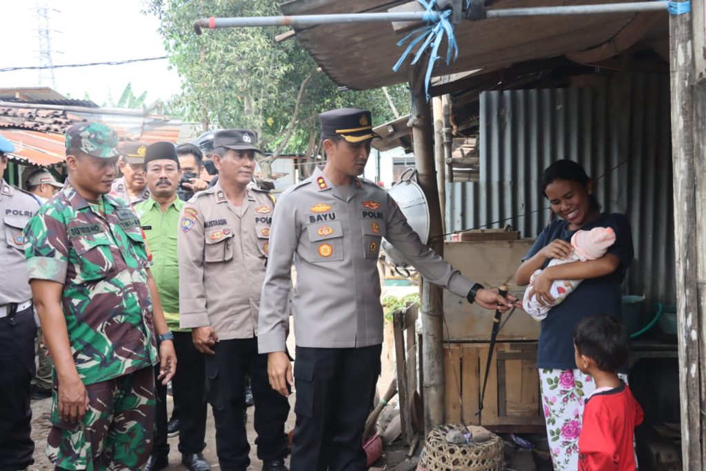 polres-pasuruan-patroli-harkamtibmas-sambil-memberikan-bantuan-kemanusiaan-kepada-warga
