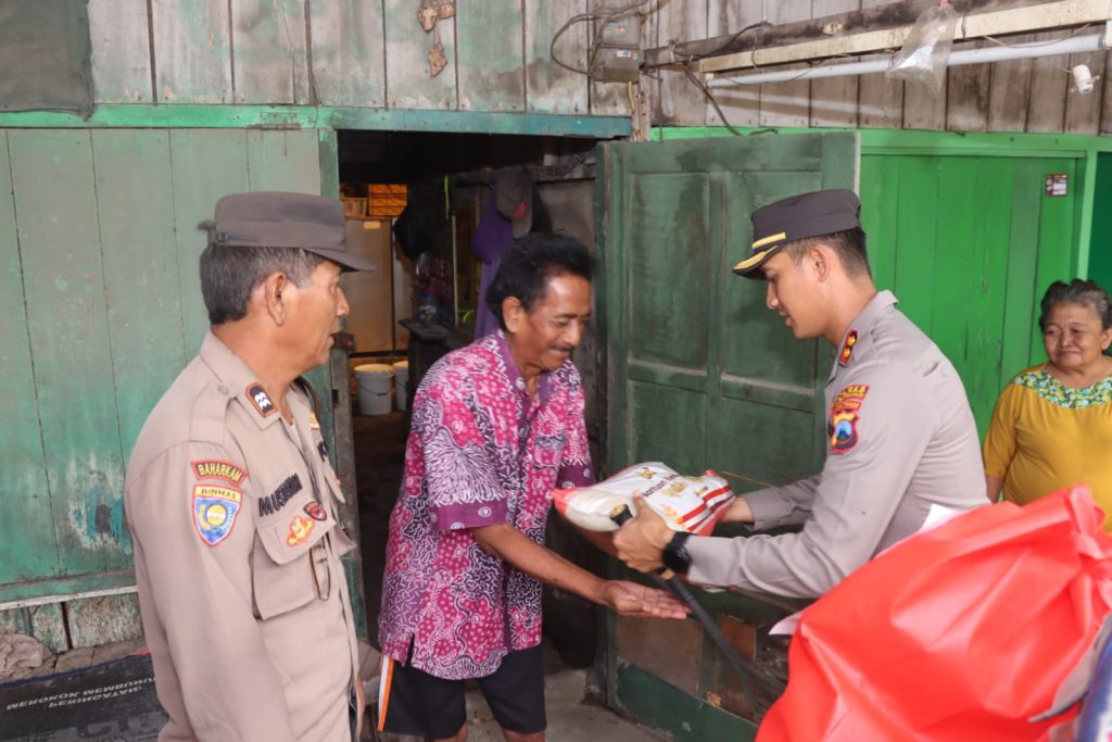 polres-pasuruan-patroli-harkamtibmas-sambil-memberikan-bantuan-kemanusiaan-kepada-warga