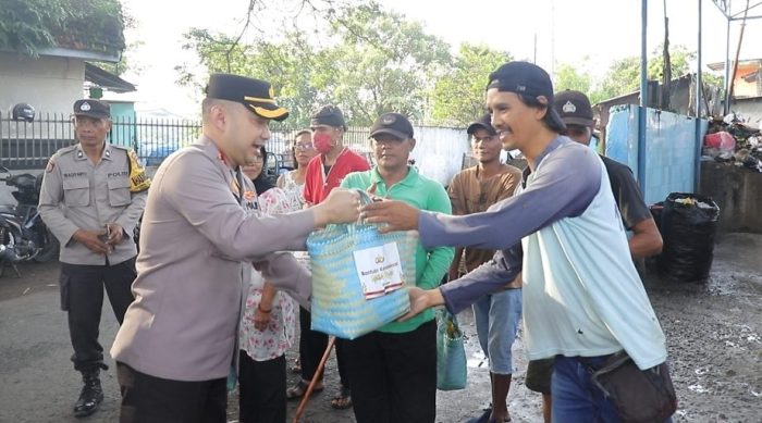 Polres Kediri Kota Patroli Kamtibmas di Bulan Ramadhan Sambil Berbagi Berkah
