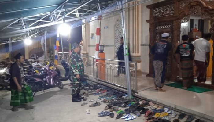 Berikan Rasa Aman Dan Nyaman Saat Shalat Tarawih Babinsa Koramil 02/ABANTENG Lakukan Ini