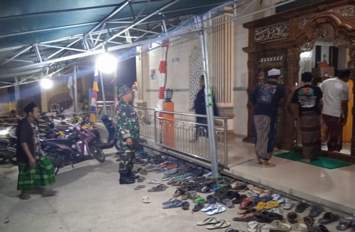 Berikan Rasa Aman Dan Nyaman Saat Shalat Tarawih Babinsa Koramil 02/ABANTENG Lakukan Ini