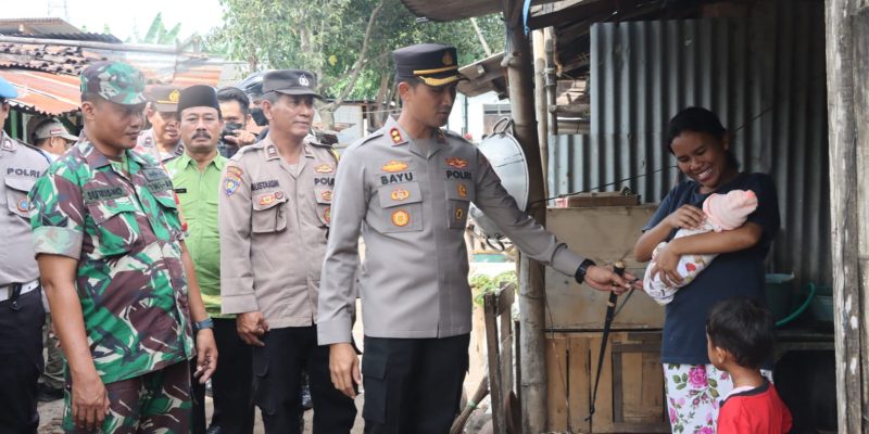 Kapolres Pasuruan Sambangi Warga Lingkungan Pasar Hewan, Sampaikan Himbauan Kamtibmas dan Berbagi Sembako