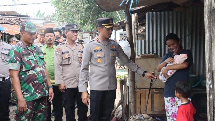 Kapolres Pasuruan Sambangi Warga Lingkungan Pasar Hewan, Sampaikan Himbauan Kamtibmas dan Berbagi Sembako