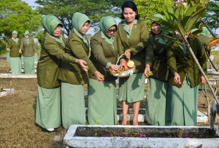 Sambut HUT ke- 77, Persit Kodim Bojonegoro Ziarah dan Tabur Bunga Ke Makam Pahlawan
