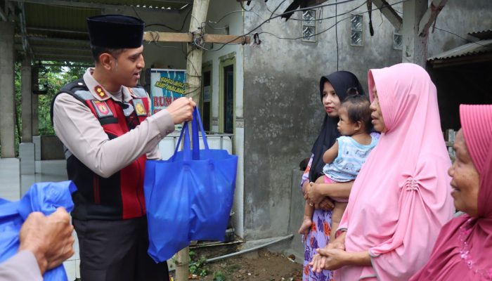 Polri Peduli, Polres Pamekasan Salurkan Bantuan Sembako Kepada Warga Terdampak Banjir