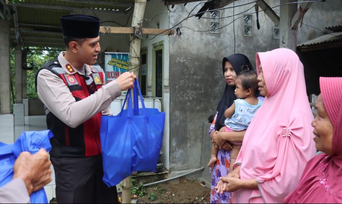 Polri Peduli, Polres Pamekasan Salurkan Bantuan Sembako Kepada Warga Terdampak Banjir