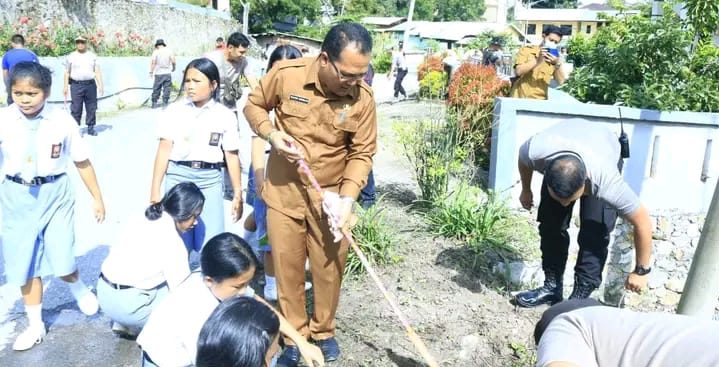 Dukung F1H2O, Pemkab Samosir Bersama Polri, TNI dan Pelajar Lakukan Kurve