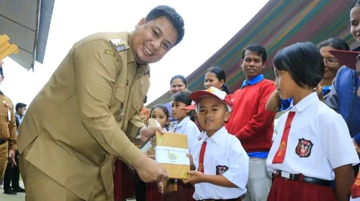 Bunga Desa Rinabolak, Bupati Samosir Serahkan Bantuan Pendidikan, Pertanian, BPJS Gratis dan Perbaikan Infrastruktur