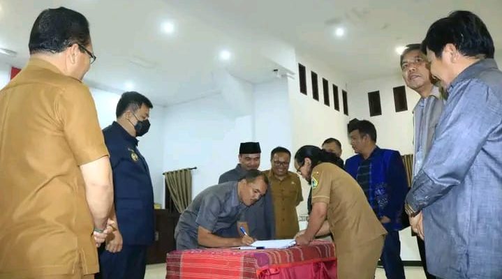 Bupati Samosir Hadiri Rapat Paripurna Penetapan PROPEMPERDA Kabupaten Samosir Tahun 2023