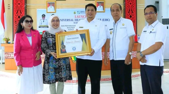 Pemkab Samosir Terima Piagam Penghargaan Universal Health Coverage