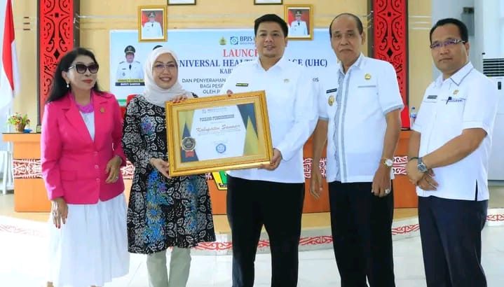 Pemkab Samosir Terima Piagam Penghargaan Universal Health Coverage