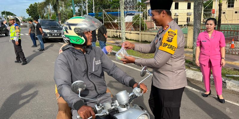 Kapolres Mura Berbagi Takjil kepada Pengendara Dan Masyarakat Untuk Berbuka Puasa