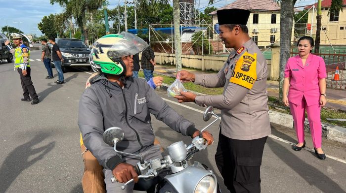 Kapolres Mura Berbagi Takjil kepada Pengendara Dan Masyarakat Untuk Berbuka Puasa