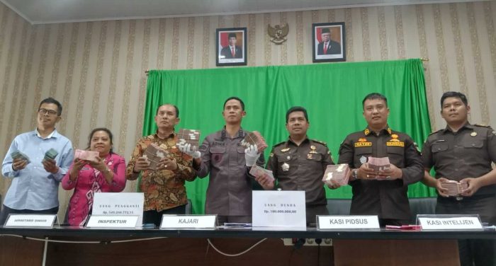 Kejari Samosir Menerima Uang Pengganti dan Denda Kerugian Negara dari Terdakwa Kasus Tindak Pidana Korupsi Simadu