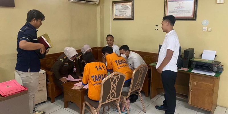 Tiga Pemeran Vidio Porno, “Kebaya Merah” Dan Barang Buktinya Di Serahkan Ke Kejaksaan, Segera Diadili Di PN Sby
