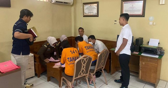 Tiga Pemeran Vidio Porno, “Kebaya Merah” Dan Barang Buktinya Di Serahkan Ke Kejaksaan, Segera Diadili Di PN Sby