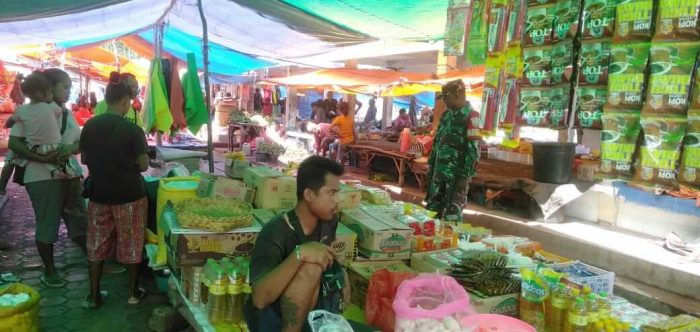 Babinsa Koramil 02/Abanteng Pantau Kondisi Pasar Inpres Niki-Niki
