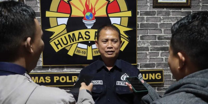 Jelang Ramadhan, Polres Tulungagung Amankan Pengedar Miras dan Sita Ratusan Botol Arak