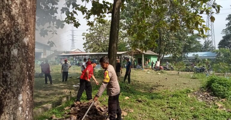 Babhinkamtibmas kerja Bakti Bersama Warga Kp. Cisereh Bersihkan TPU Kebon Ganas