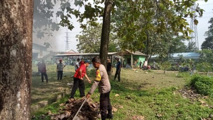 Babhinkamtibmas kerja Bakti Bersama Warga Kp. Cisereh Bersihkan TPU Kebon Ganas