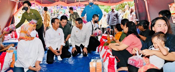 Presiden Jokowi Tinjau Posko Pengungsi Korban Kebakaran TBBM Pertamina Plumpang