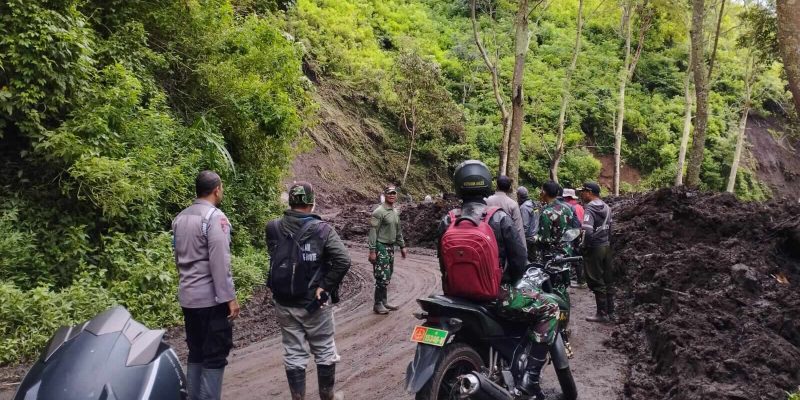 Polisi Bersama TNI Bersihkan Material Longsor di Bondowoso, Akses Menuju Sempol Kembali Lancar