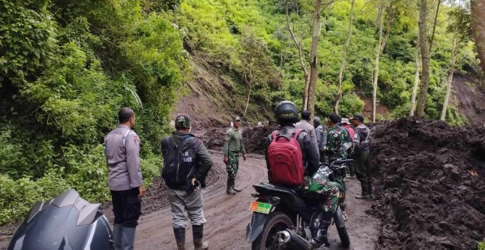 Polisi Bersama TNI Bersihkan Material Longsor di Bondowoso, Akses Menuju Sempol Kembali Lancar