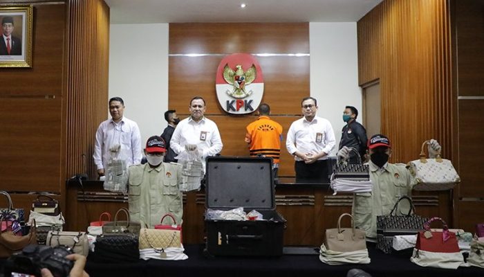 KPK Tahan Tersangka Gratifikasi di DJP Kementerian Keuangan