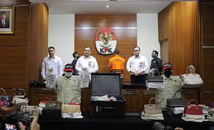 KPK Tahan Tersangka Gratifikasi di DJP Kementerian Keuangan