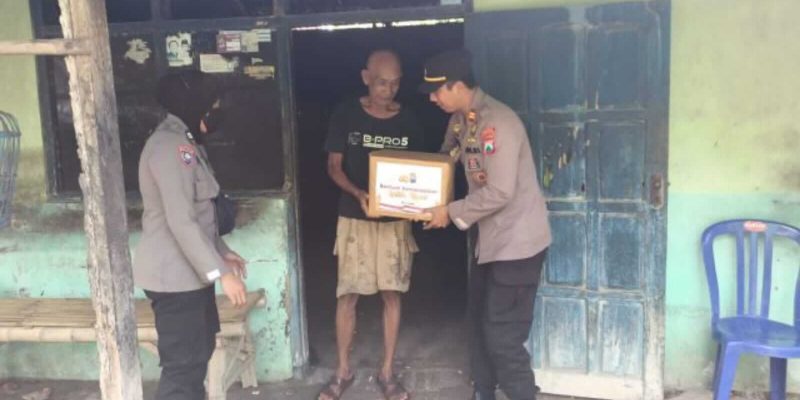 Polres Ponorogo Door To Door Salurkan Bantuan Sembako Ke Warga