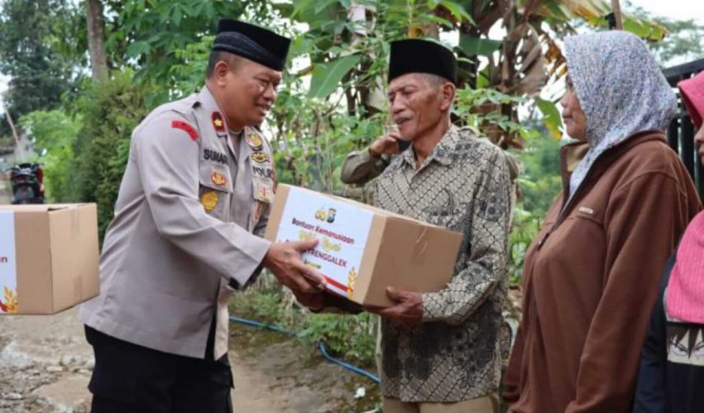 Polres Trenggalek Laksanakan Patroli Wilayah Sambil Berbagi Sembako