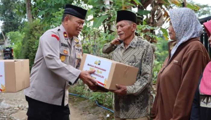 Polres Trenggalek Laksanakan Patroli Wilayah Sambil Berbagi Sembako