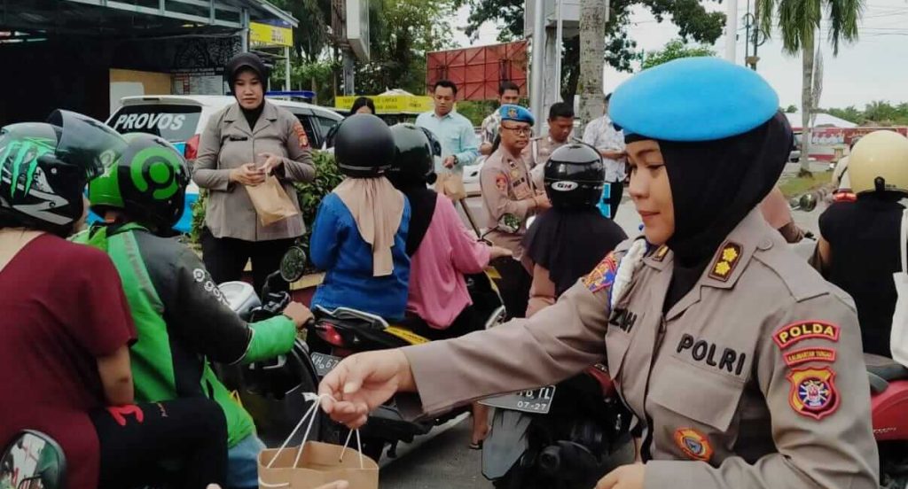 Bidpropam Polda Kalteng Maknai Ramadan Dengan Berbagi Takjil ke Masyarakat