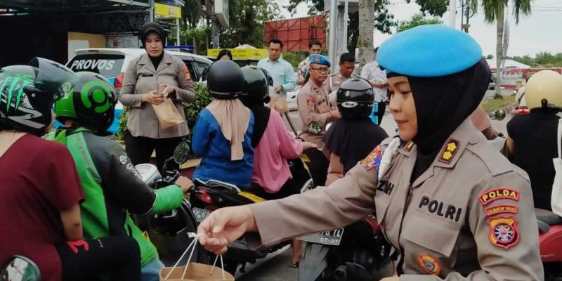 Bidpropam Polda Kalteng Maknai Ramadan Dengan Berbagi Takjil ke Masyarakat