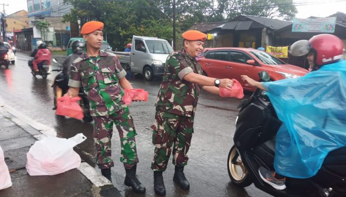 Kopasgat TNI AU Dan Yayasan Semua Berbagi Membagikan 200 Nasi Box Di Wisma Soekarseno