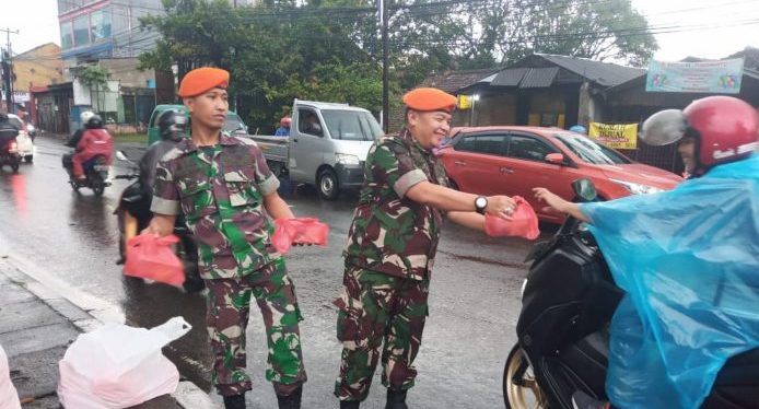 Kopasgat TNI AU Dan Yayasan Semua Berbagi Membagikan 200 Nasi Box Di Wisma Soekarseno