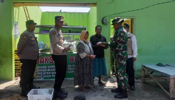Kompak, Polisi Bersama TNI  Gelar Baksos Pasca Angin Kencang di Probolinggo