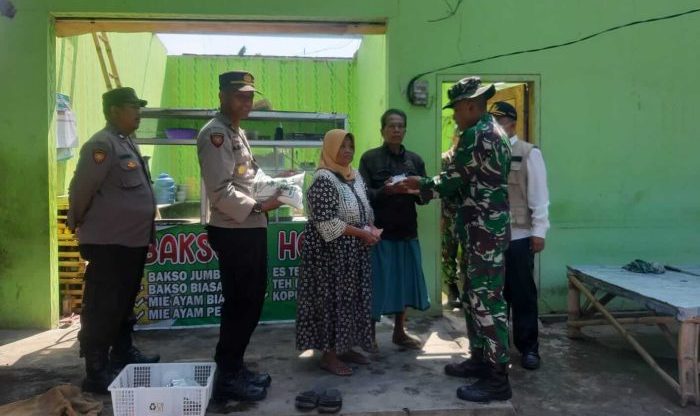 Kompak, Polisi Bersama TNI  Gelar Baksos Pasca Angin Kencang di Probolinggo
