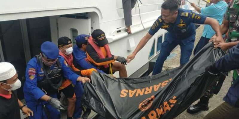 Tim Sar Ditpolairud Polda Jawa Timur Berhasil Temukan Penumpang Yang Lompat Dari KM Gunung Dempo