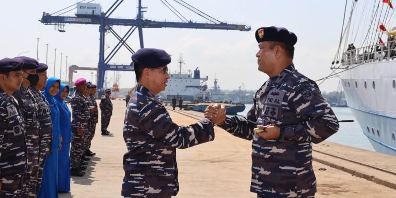 Danlantamal IV Melepas KRI Bima Suci Yang Akan Melanjutkan Pelayaraan Menjadi Duta Bangsa
