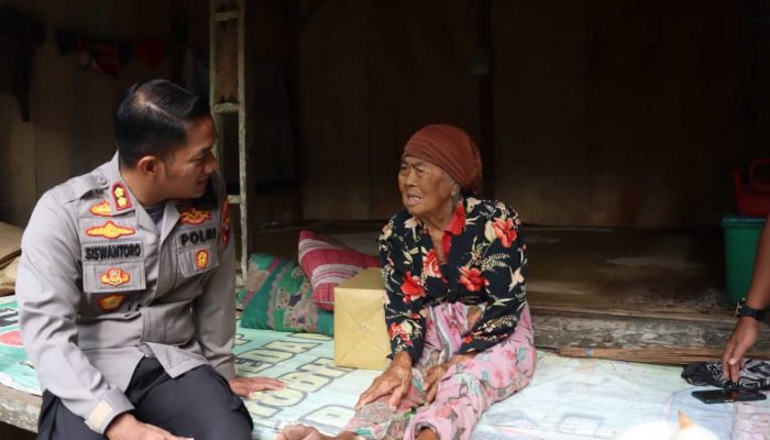 Kapolres Sampang Terus Bagikan Sembako Kepada Masyarakat Kurang Mampu