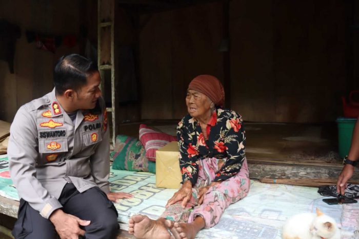 Kapolres Sampang Terus Bagikan Sembako Kepada Masyarakat Kurang Mampu